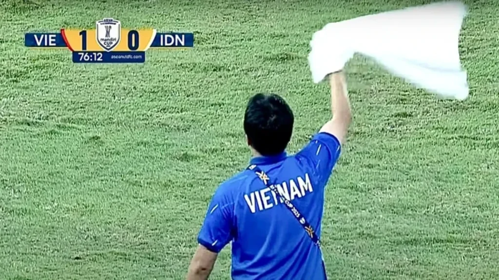 Pelatih Vietnam U-23 Menggunakan Sinyal Taktis dengan Handuk Putih pada Final Piala AFF U-23