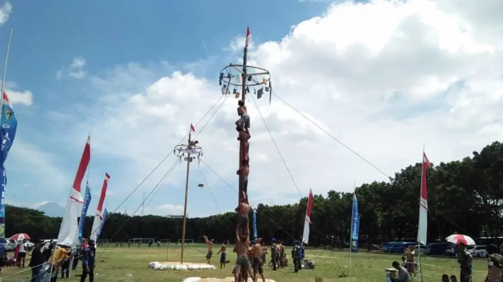 Keunikan dan Filosofi Lomba Panjat Pinang di Indonesia