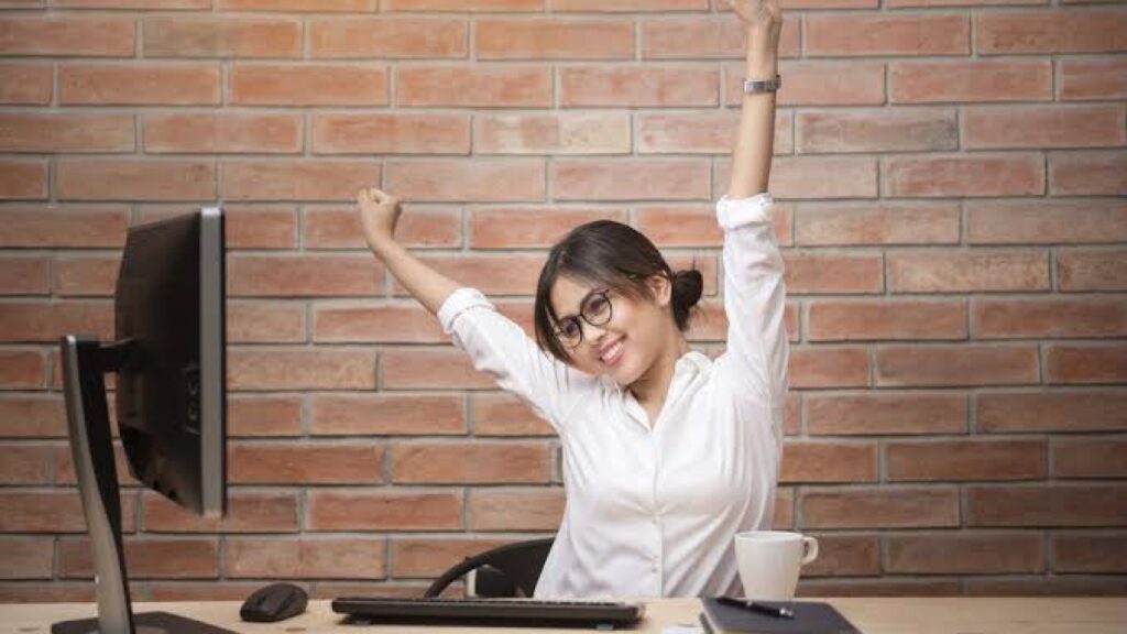 Menjaga Kebugaran Saat Bekerja: Olahraga Ringan yang Bisa Dilakukan di Meja